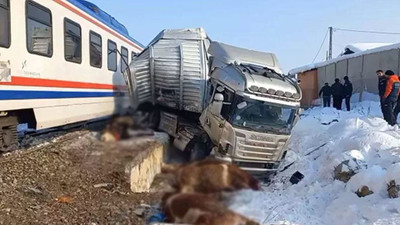 Tren, TIR'a çarptı: 2 ölü, 2 yaralı