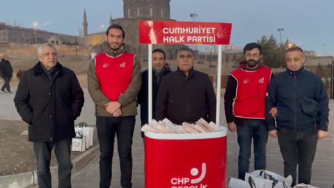 CHP Kars İl Başkanlığı, vatandaşlara kandil simidi dağıttı
