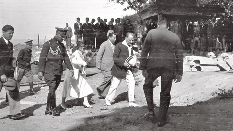 Yürüyen Köşk’ün tanıtımından Atatürk’ü sildiler...