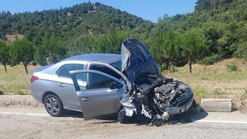Manisa'da otomobil ile traktör çarpıştı: 4'ü çocuk 7 yaralı