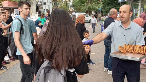 Bir fırıncı, Filenin Sultanları'nın şampiyonluğunu simit dağıtarak kutladı