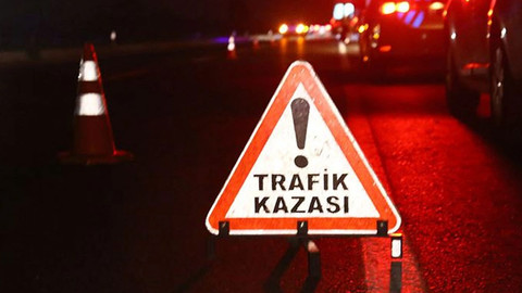 Kapalı yolda iş makinesine çarpan 2 kişi öldü