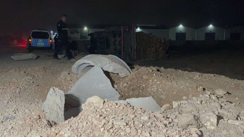 TIR tarlaya devrildi: Sürücü aracını bırakıp kaçtı