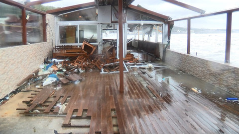 İstanbul'da dev dalgalar 5 iş yerinde hasar oluşturdu