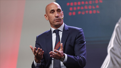 Futbolcuyu dudağından öpen başkan Luis Rubiales'in cezası onandı