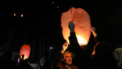 Depremde hayatını kaybedenler dilek fenerleriyle anıldı