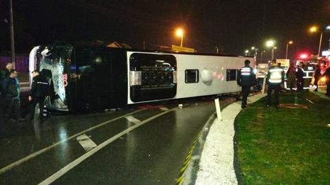 Balıkesir'de yolcu otobüsü devrildi: Ölü ve yaralılar var
