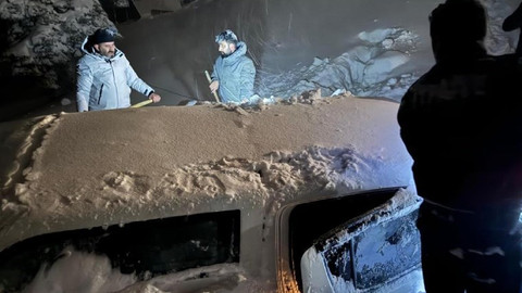 Artvin'de üzerine çığ düşen iş makinesi operatörü can verdi