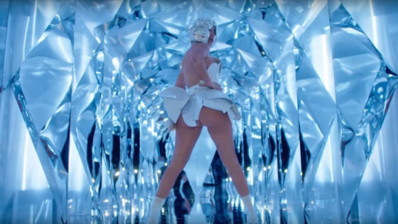 Jennifer Lopez yeni klibiyle yürek hoplattı