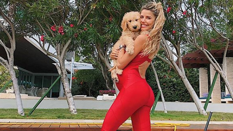 Karnı burnunda Brezilyalı model sporunu aksatmıyor