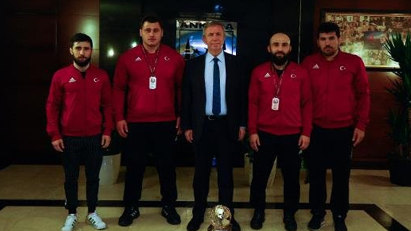 Milli güreşçiler, Mansur Yavaş'ı ziyaret etti