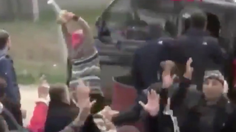 Taşlanan minibüs CHP önünde