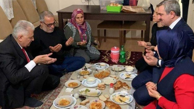 Binali Yıldırım yemek masası varken yer sofrasında iftar açtı