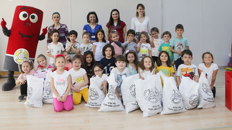 Çevre dostu minikler 352 kilogram atık pil topladı