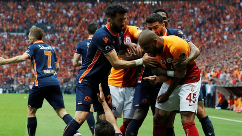 Galatasaray-Başakşehir maçında gol geldi, kavga çıktı!