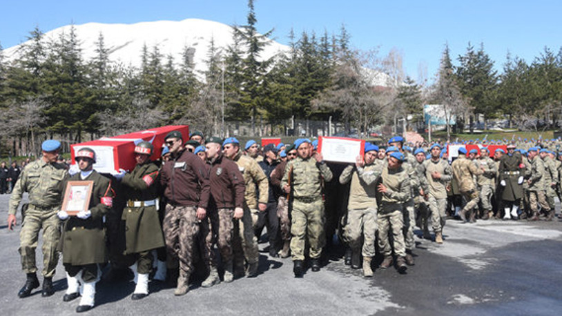 Şehit 3 asker için Hakkari Dağ ve Komando Tugay Komutanlığı'nda tören