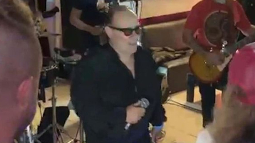 Ünlü şarkıcı sahnede kalp krizi geçirerek öldü