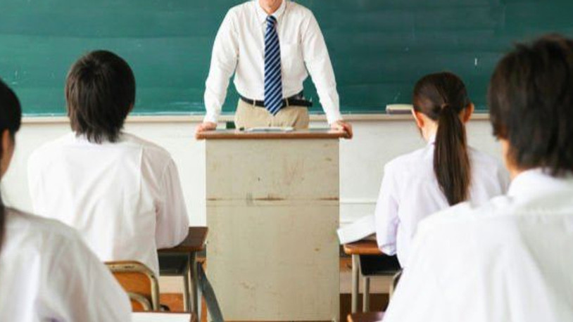 'Ezan okunurken camı kapattırdığı' ileri sürülen öğretmen sürgün edildi