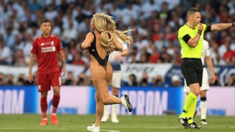 Finalde sahaya mayoyla giren kadının niyeti anlaşıldı