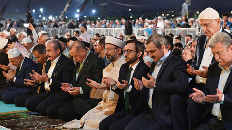 'Omuz omuza' dediler, saflara bariyer koydular!