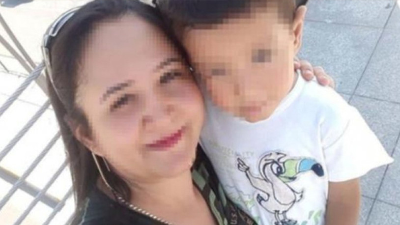 Bir çocuğunu odaya kilitledi, diğerini yanına alıp kaçtı