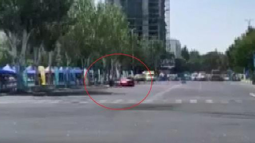 Kırgızistan’da yarış otomobili izleyicilerin arasına daldı...