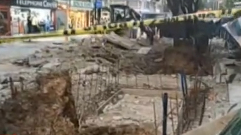 Metro çıkışında ağaç devrildi: Yaralılar var