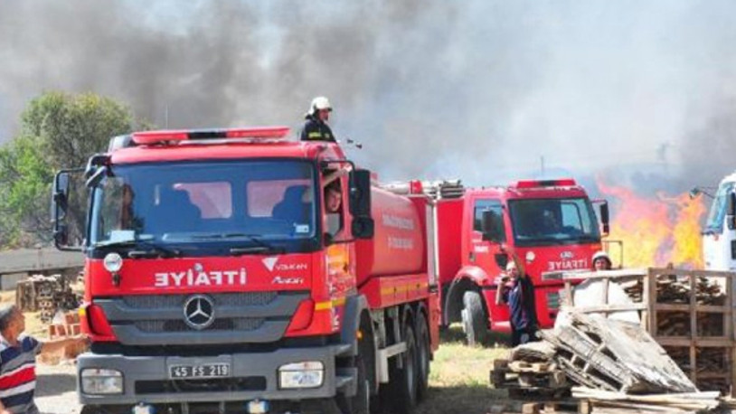 Palet fabrikasının bahçesinde yangın