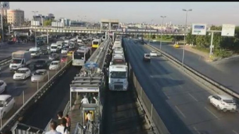 Sefaköy'de metrobüs arızası: 15 Dakika sefer yapılamadı