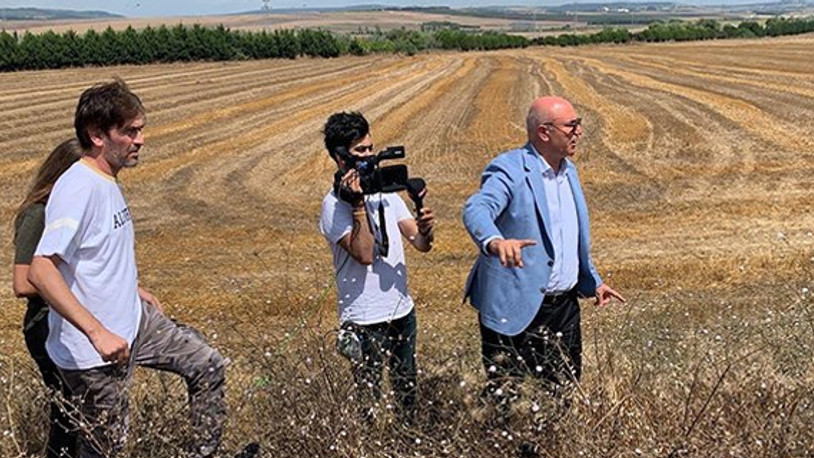 CHP'li Mahmut Tanal, tarlaya 'galoşsuz' girdi