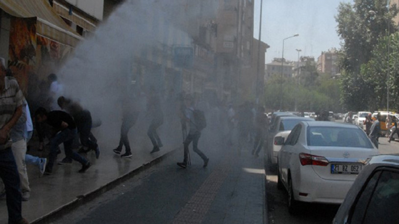 Diyarbakır Büyükşehir Belediyesi önünde toplanan halka polis müdahalesi
