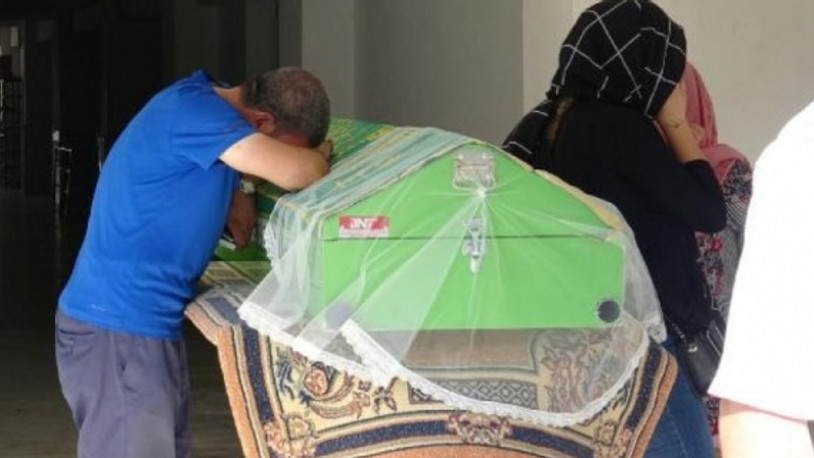 Erkek şiddeti kurbanı 2 kız arkadaş toprağa verildi