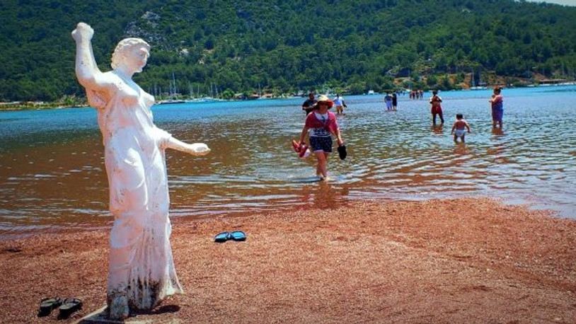 Kızkumu'nda ünlü Prenses heykeline çirkin saldırı