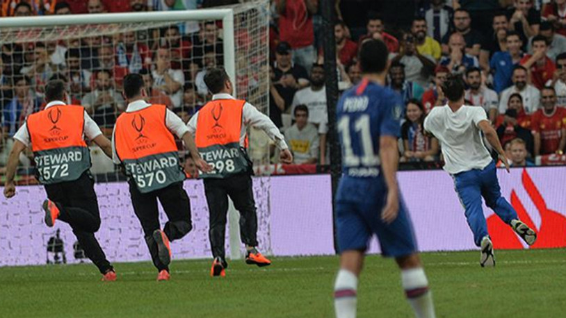 Liverpool-Chelsea maçında sahaya giren Youtuber'a büyük şok!