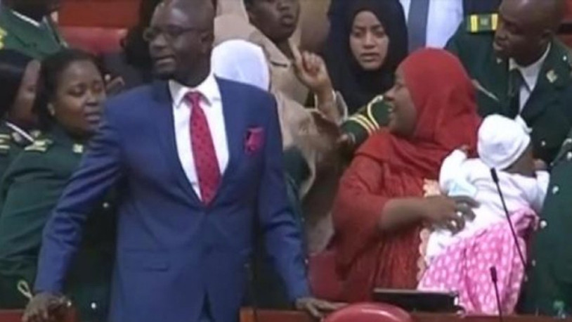 Meclise bebeğiyle geldi, zorla çıkartıldı!