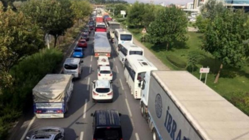 Otomobil ve kamyonet çarpıştı: 6 yaralı