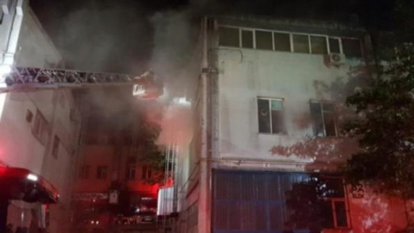 Bahçeşehir'de peçete imalathanesinde yangın