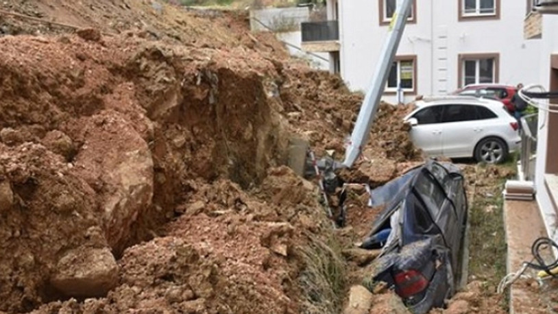 İstinat duvarı çöktü; 4 araç toprak altında!