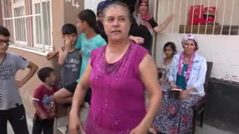 Kadınlar, 80 yaşındaki tacizciyi yakalayıp, polise teslim etti