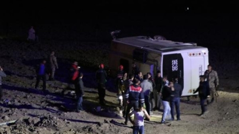 Askerleri taşıyan midibüs devrildi: 26 asker yaralı