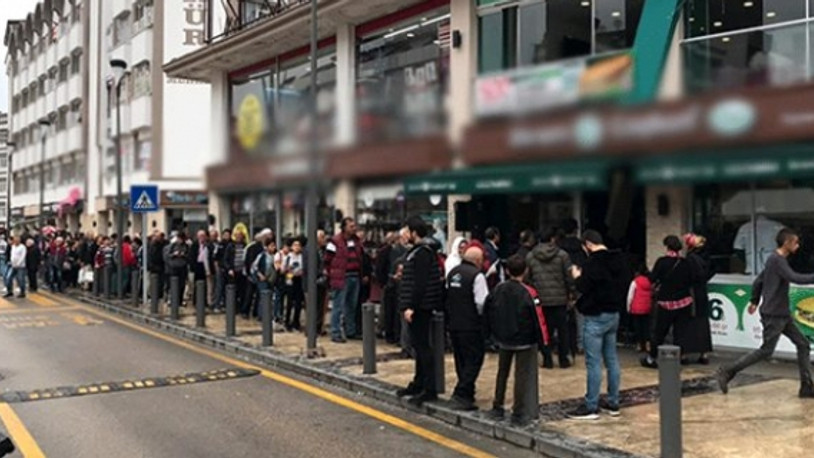 Bedava döner dağıtıldığını duyan vatandaşlar metrelerce kuyruk oluşturdu