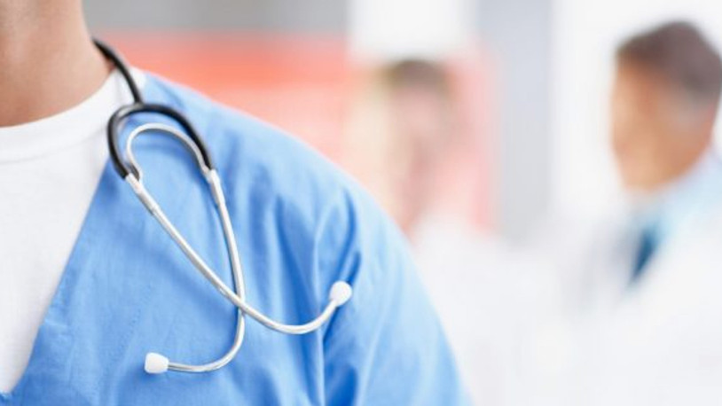 Doktorun jiletle boğazını kesti