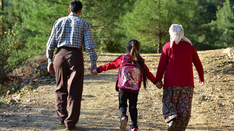 Okula gidebilsin diye babasının yol yaptırdığı Gamze yine okula gidemedi