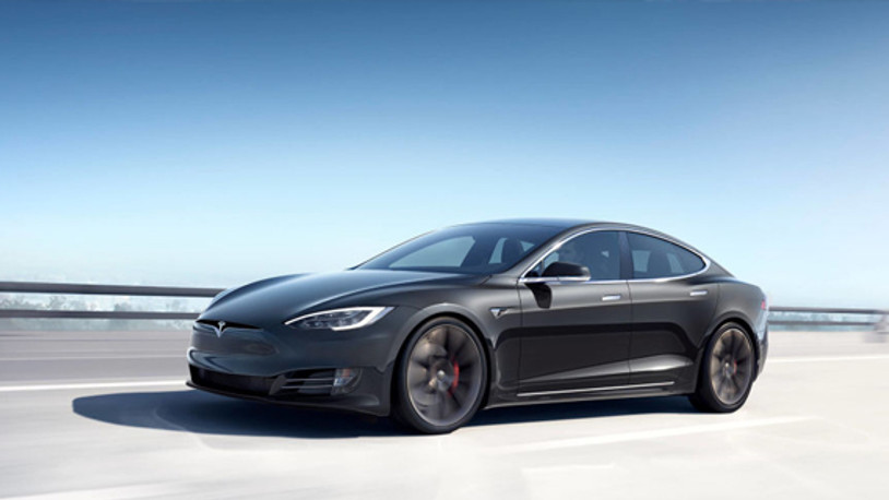 Tesla marka aracından çıkamayan adam yanarak öldü