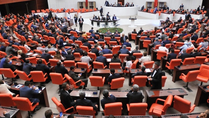 Yargı Reformu paketi gece yarısı Meclis'ten geçti... KHK'lılar hakkında flaş gelişme