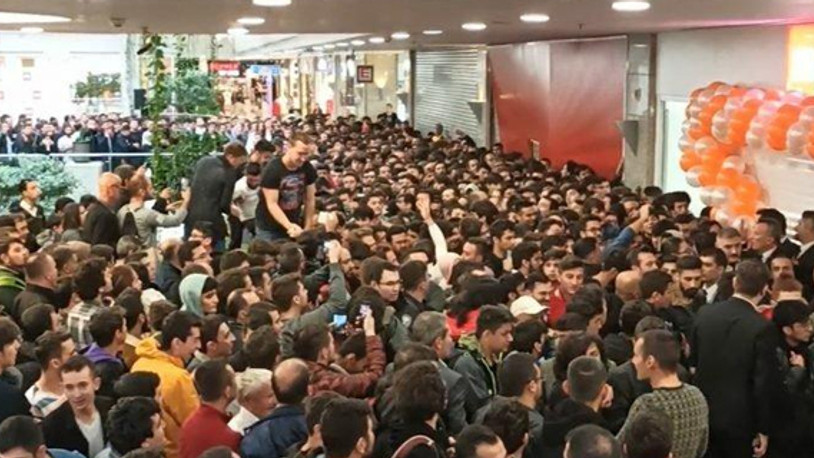 Ankara'da teknoloji mağazası izdihamdan dolayı açılamadı
