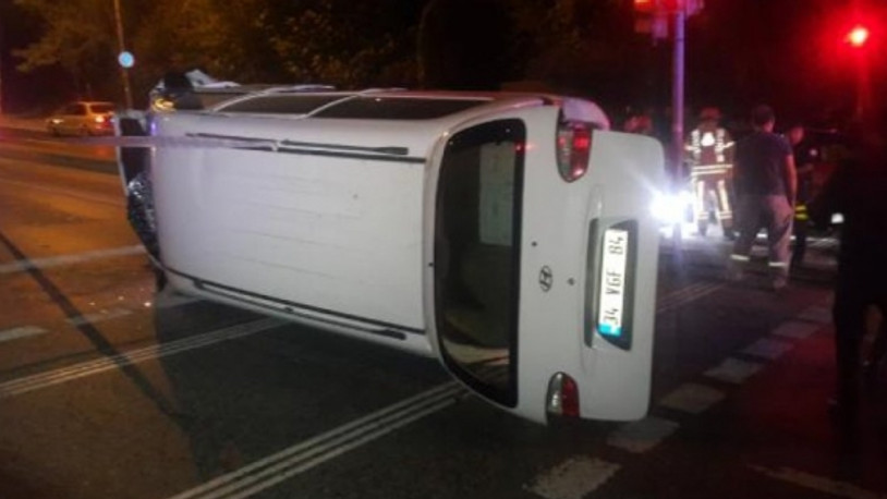 Sarıyer'de otomobille çarpışan minibüs devrildi: 2 yaralı