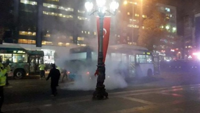 Ankara Kızılay Meydanı'nda otobüs yangını