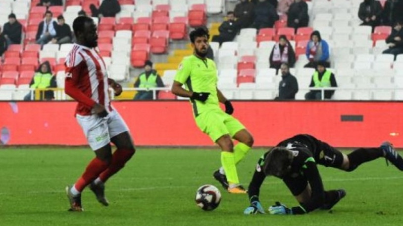 Esenler Erokspor'u tek golle mağlup olan Demir Grup Sivasspor tur biletini aldı