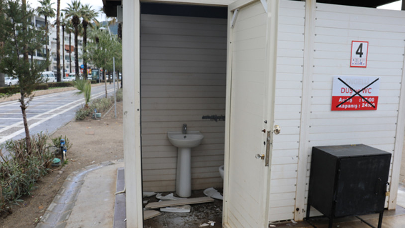 Halk plajına vandallardan taşlı saldırı